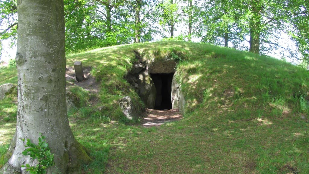 The passage grave ”Jættestuen” in Suldrup