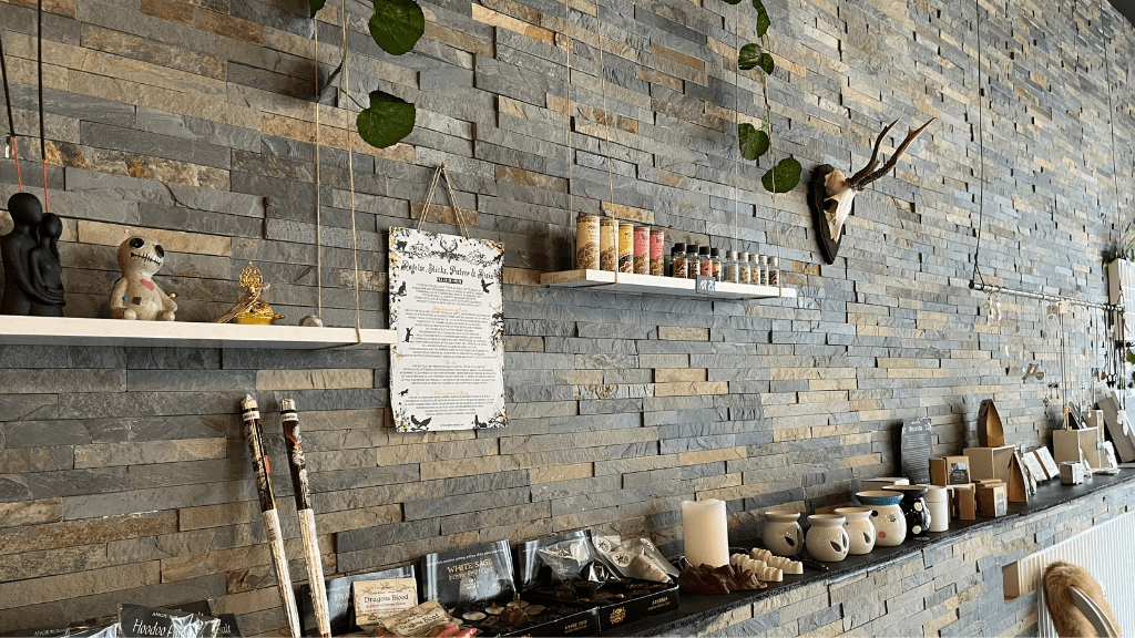 Öle, Elixiere und Räucherware in Angie Burans Geschäft Mind & Magic